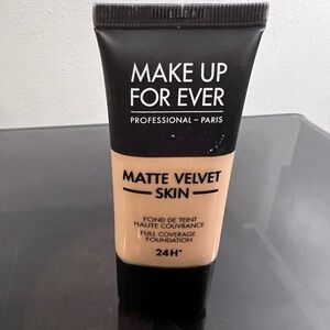 Full coverage foundation Make up forever Y315 *NEW*